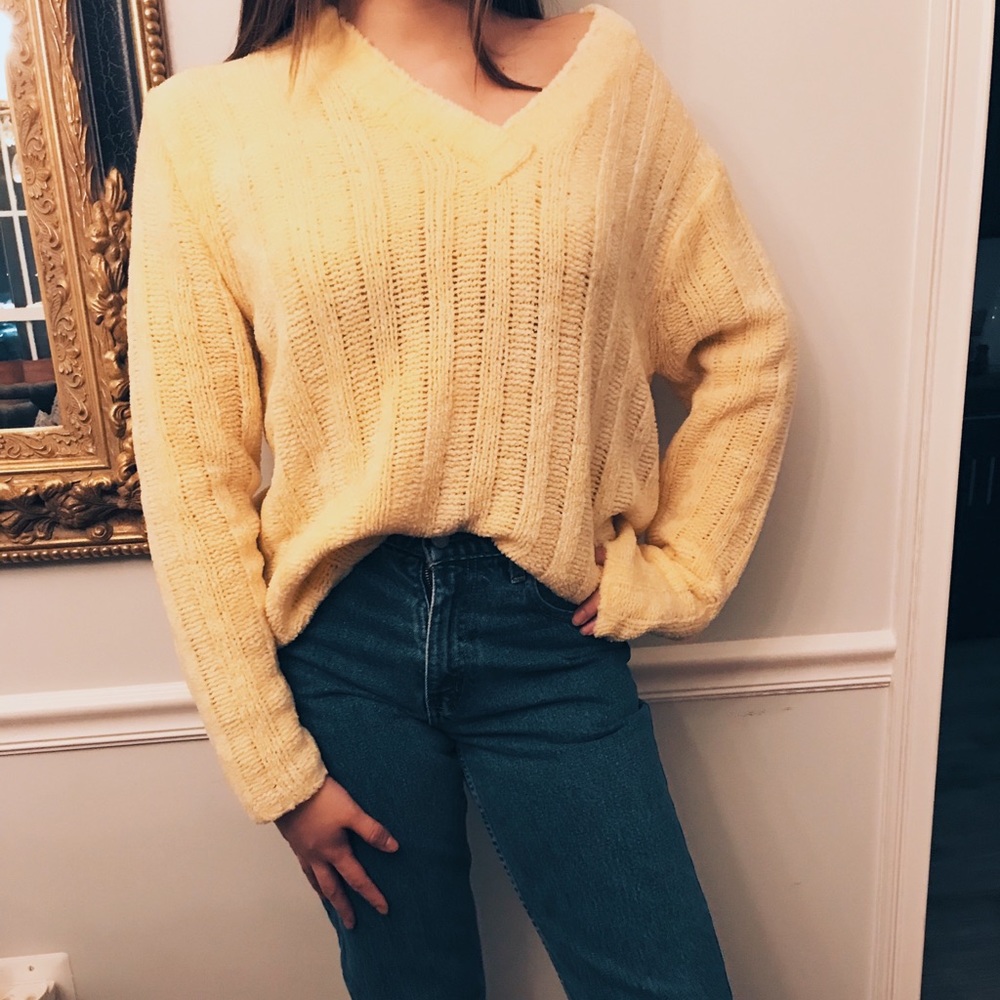 Super cozy yellow knitted sweater